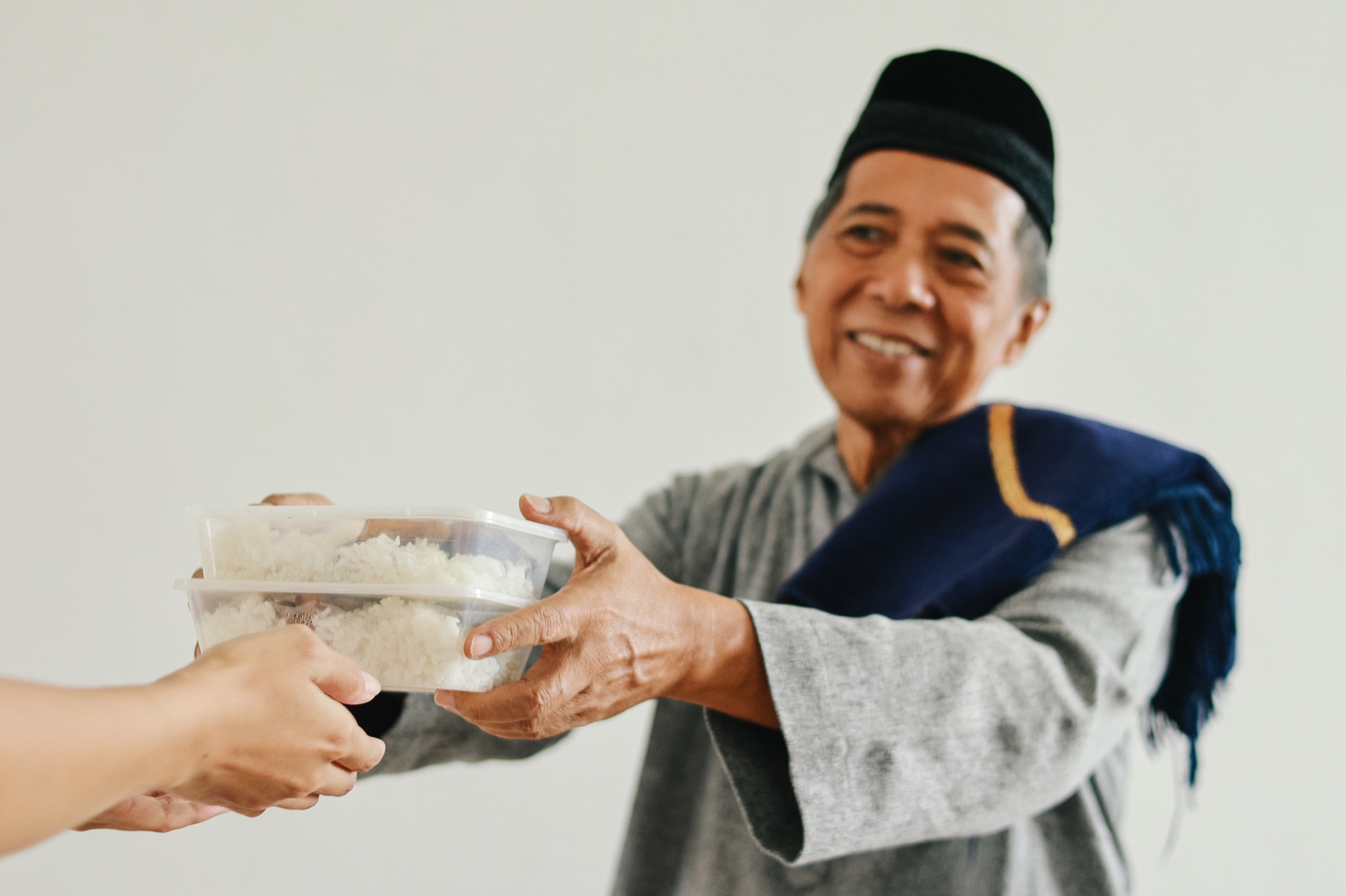 Penyerahan sumbangan makanan